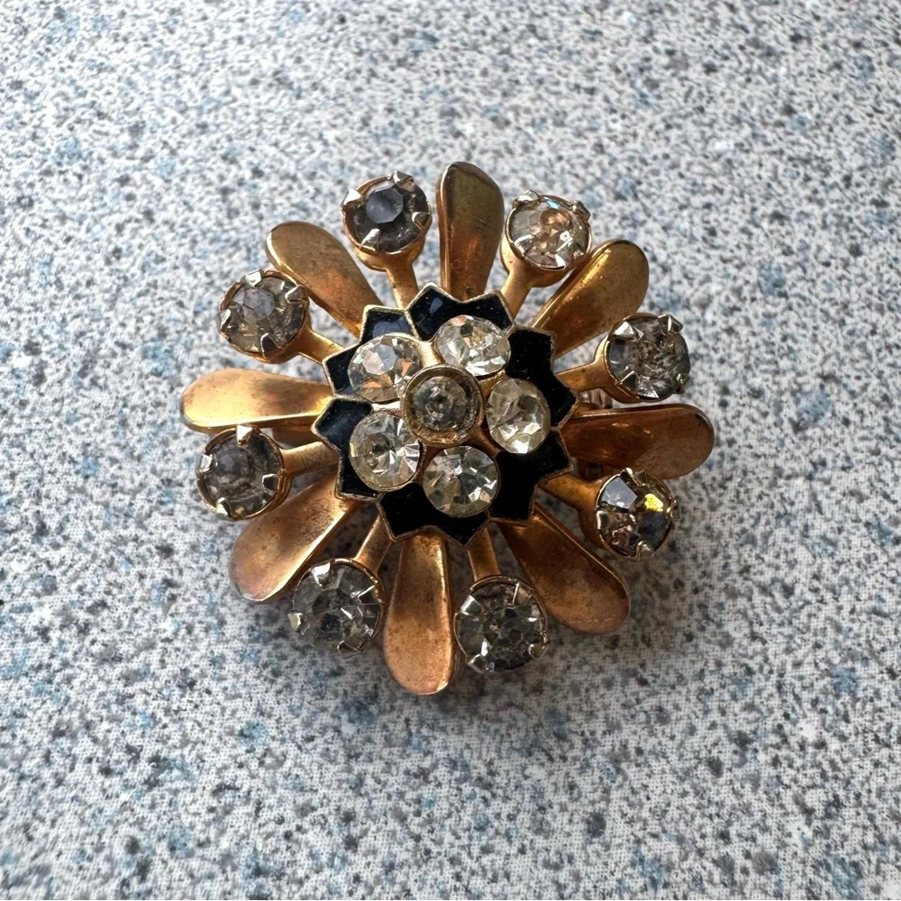 Vintage 1950s Gold enamel rhinestone Brooch flower unsigned Coro pin trifari - Picture 8 of 10